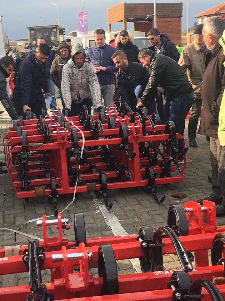 Komuna e Rahovecit shpërndanë mjete bujqësore për fermer