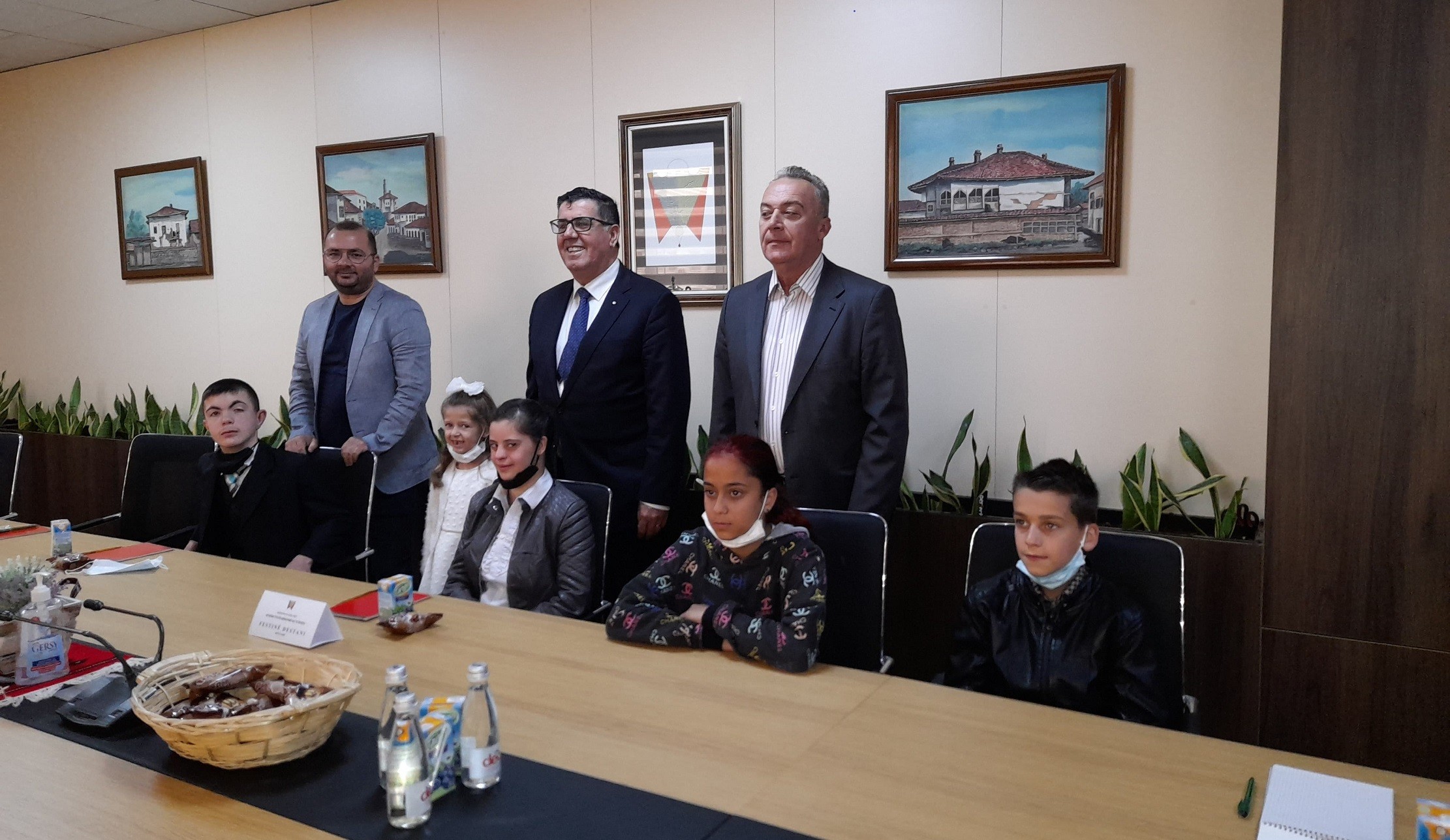 Në Ditën Botërore të Fëmijëve, Haziri i dorëzon detyrën Festinë Destanit