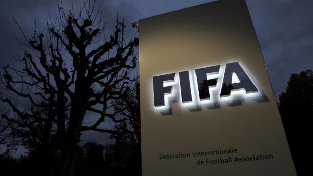FIFA përjashton përgjithmonë tre zyrtarë të lartë të futbollit