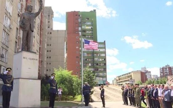 Zëvendësohet flamuri amerikan te shtatorja e Bill Clintonit në Prishtinë 