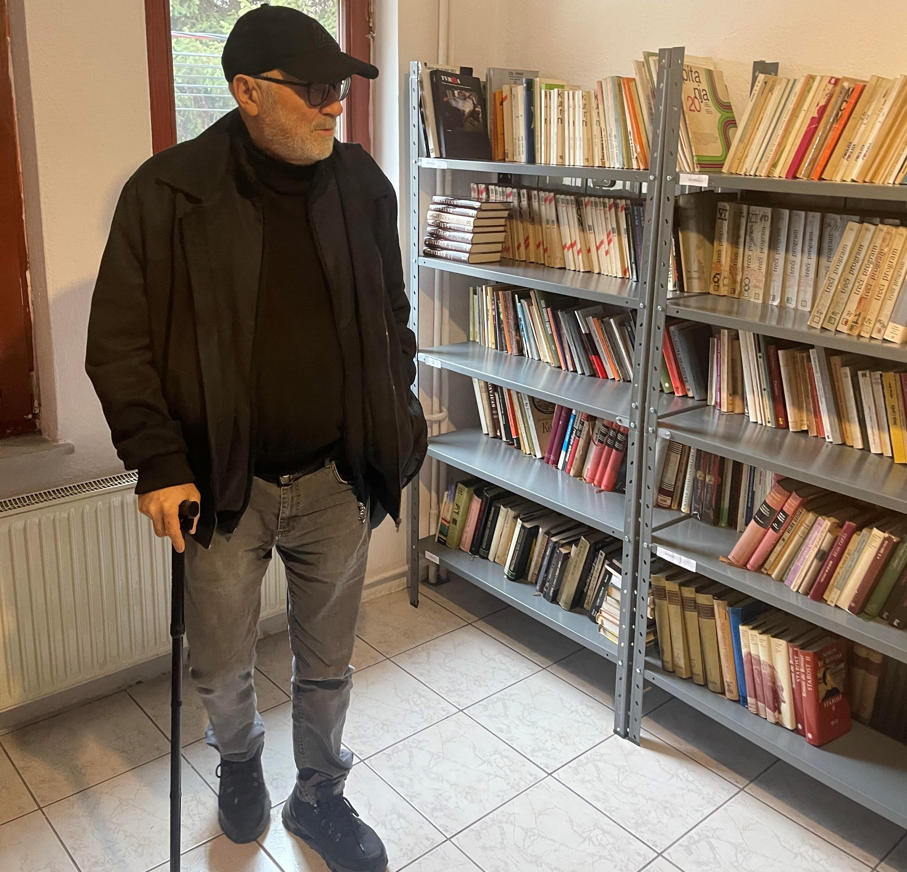 Fondacioni Lumbardhi zgjeron koleksionin me donacion librash nga Shkëlzen Maliqi