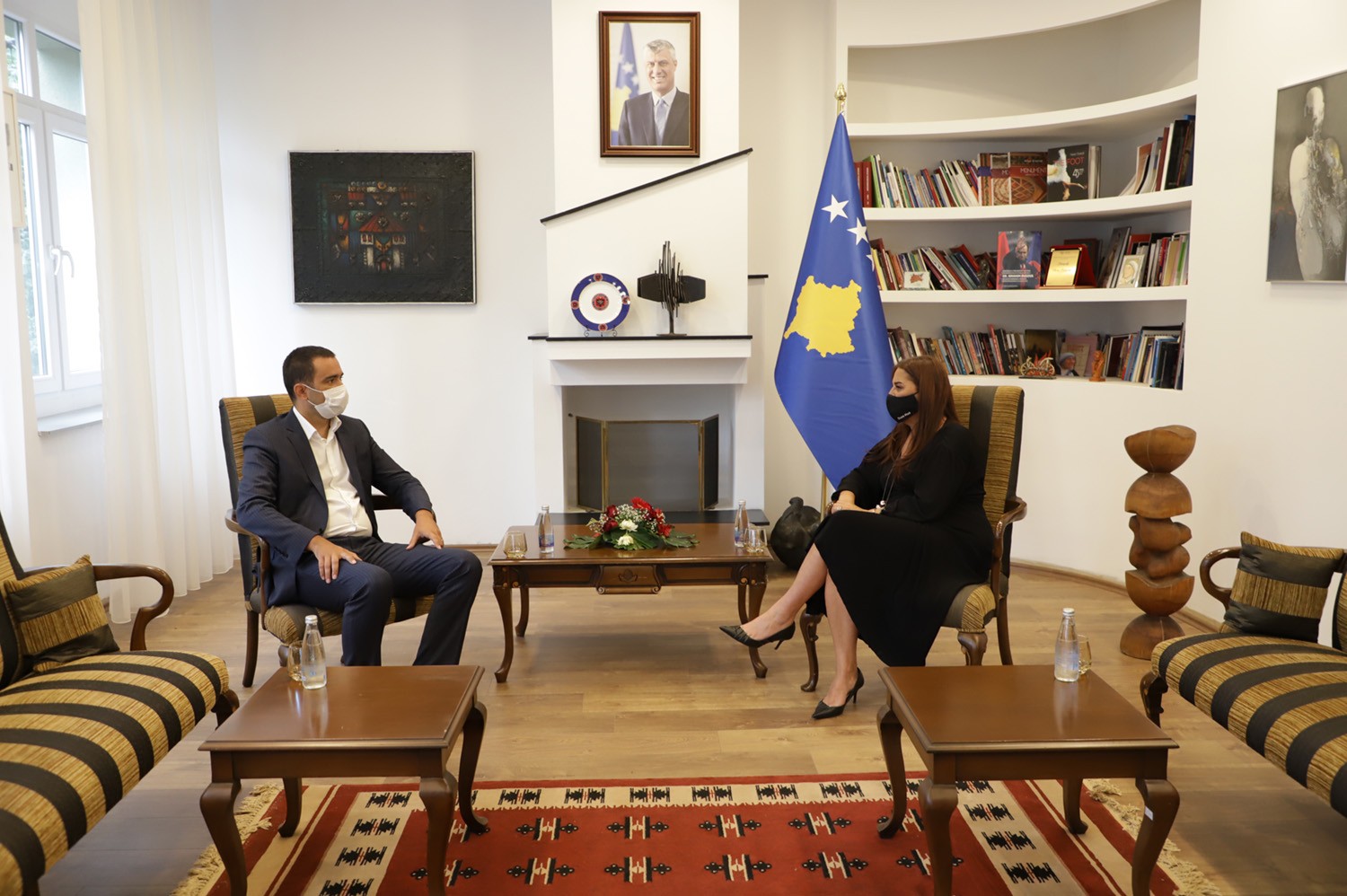 Ministrja Dumoshi takoi drejtorin e Odës Ekonomike Amerikane në Kosovë, Arian Zeka