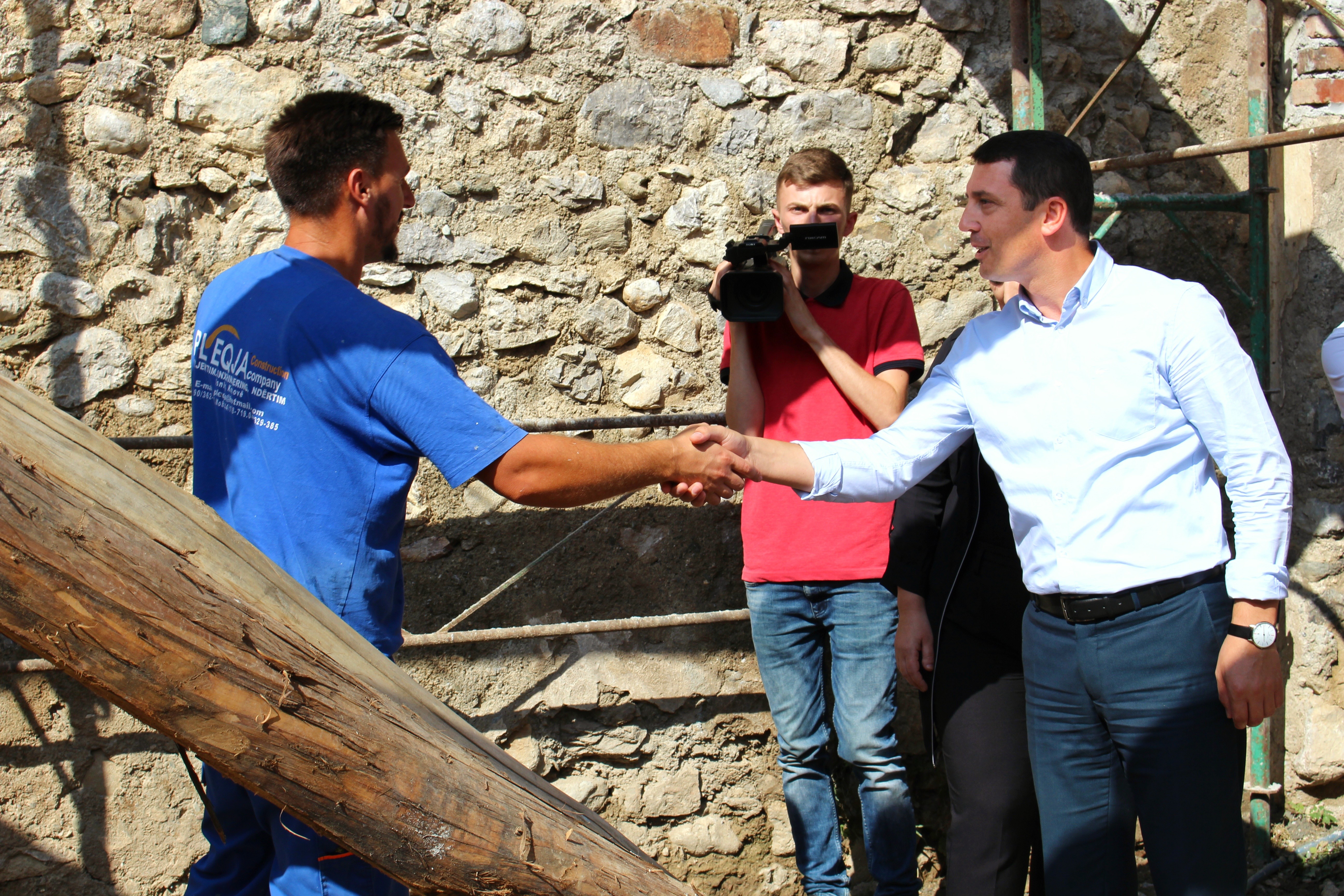 Ministri Gashi inspektoi punimet në kullën e Fazli Boqollit në Raushiq