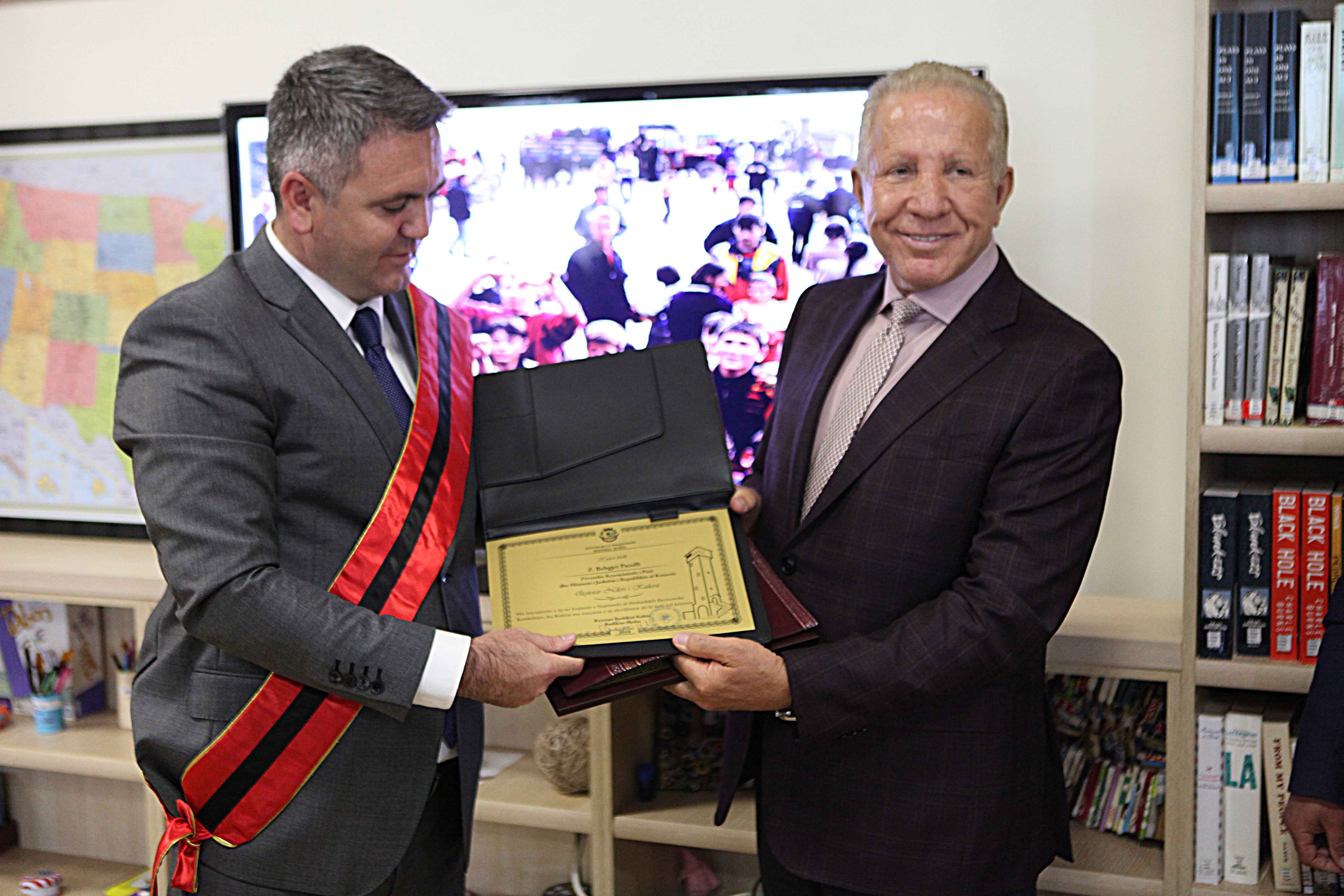Bashkia e Kukësit nderon Ministrin Pacolli për kontributin e tij gjatë luftës