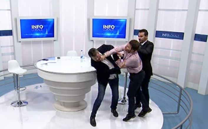 Qeveria i bën thirrje prokurorisë të merret me rrahjen e Krasniqit dhe Zekes