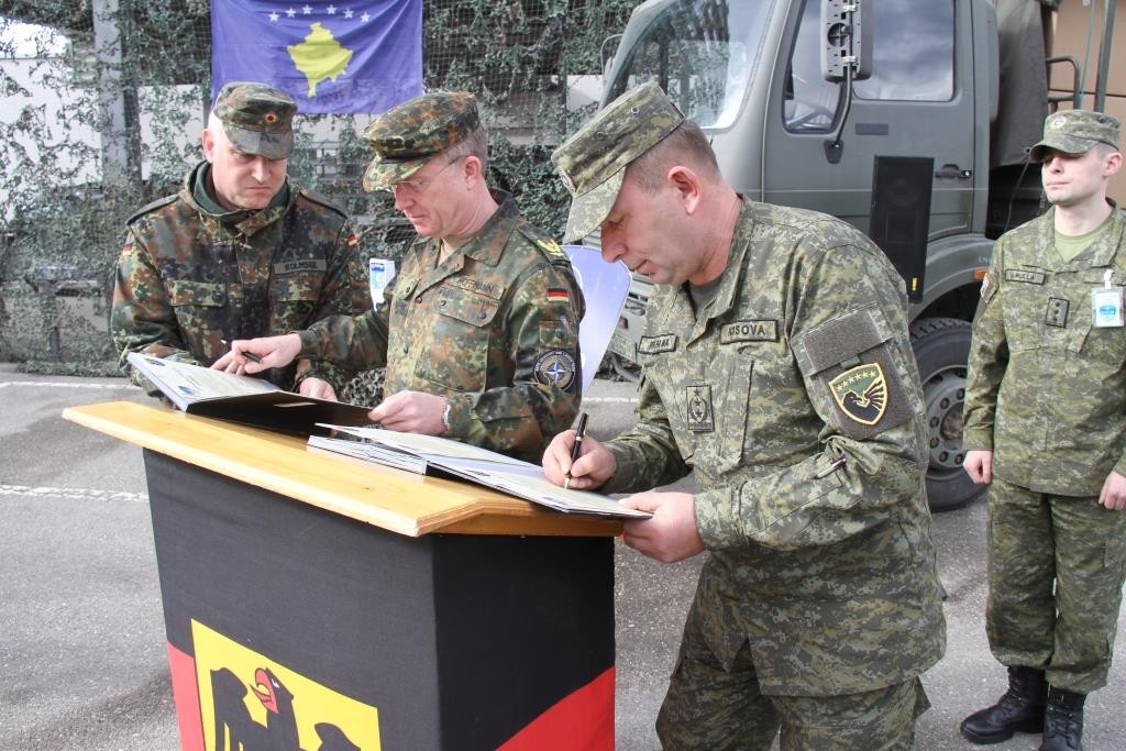 Kontingjenti gjerman i KFOR-it i dhuron donacion FSK-së
