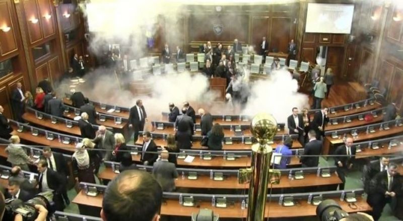 Deputetët e Vetëvendosjes hedhin gaz lotsjellës në Kuvend