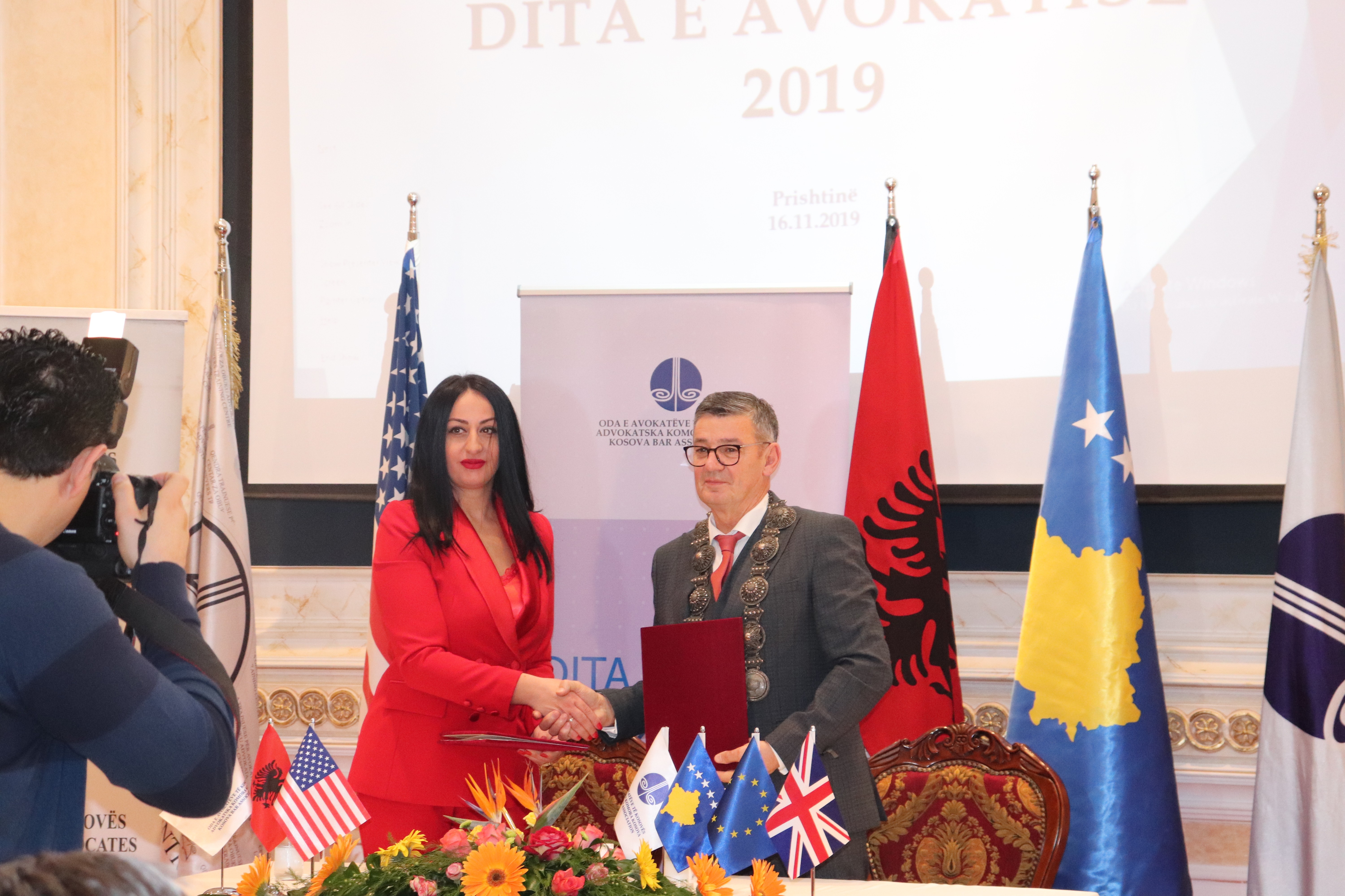 Gazetarët kosovarë do të kenë përfaqësim dhe mbrojtje ligjore falas
