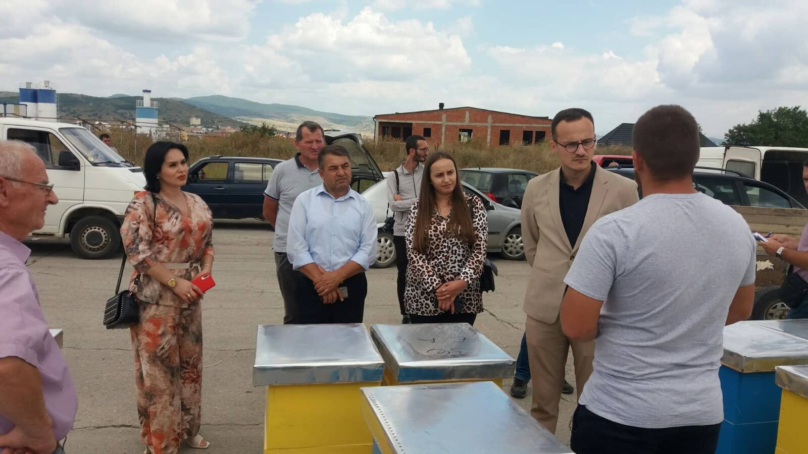 Gjilani shpërndan 300 shtëpiza të bletëve për 54 bletarë