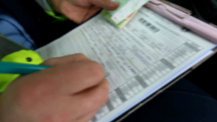 Policia vazhdon gjobitjen për veturat me xhamat e errësuar