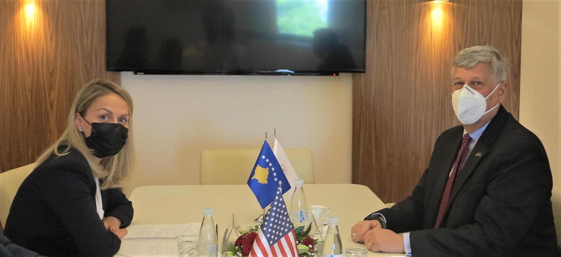 Ambasadori Kosnett zotohet për mbështetje për Gjykatën Kushtetuese
