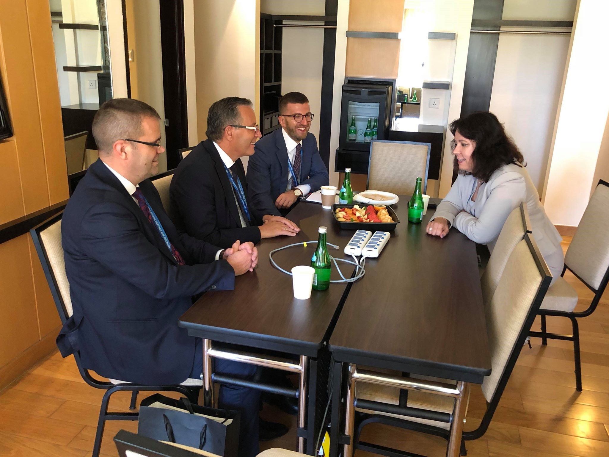 Guvernatori Mehmeti takon drejtues të lartë të FMN-së