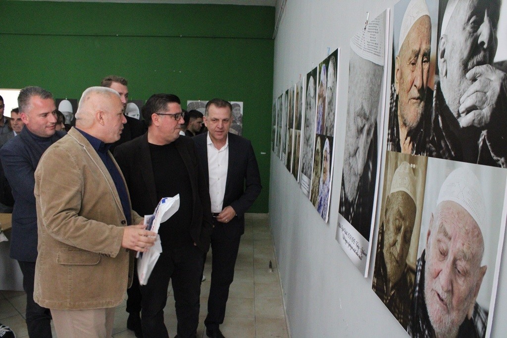 Hapet ekspozita me fotografi “Arti i rrudhave” i autorit Muhamed Sadriu