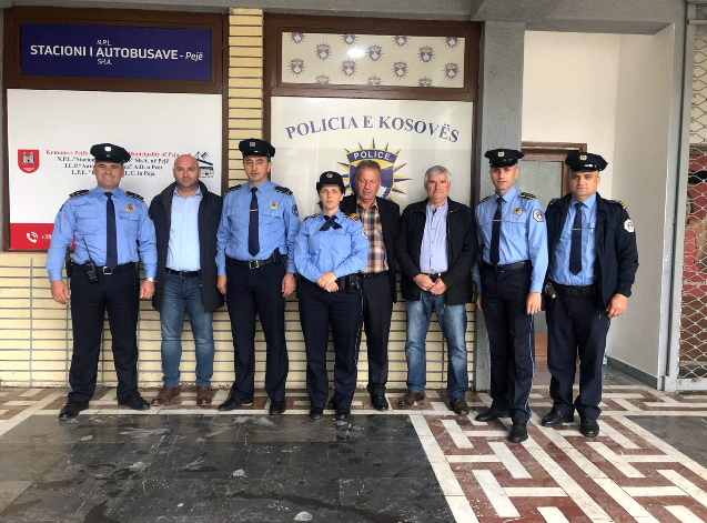 Hapet një zyrë e Policisë në stacionin e autobusëve në Pejë