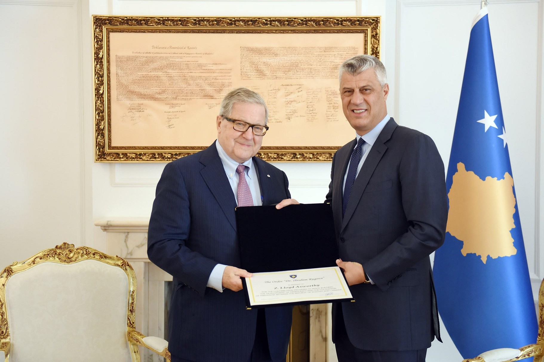 Presidenti Thaçi dekoroi Lloyd Axworthy, me Urdhrin “Dr. Ibrahim Rugova”