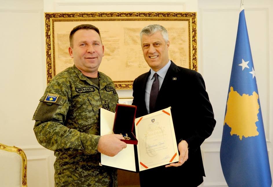 Thaçi dekoron gjenerallejtënant Rrahman Ramën me Medaljen Presidenciale