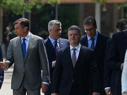 Presidenti Thaçi takohet me Presidentin Vuçiq në Davos
