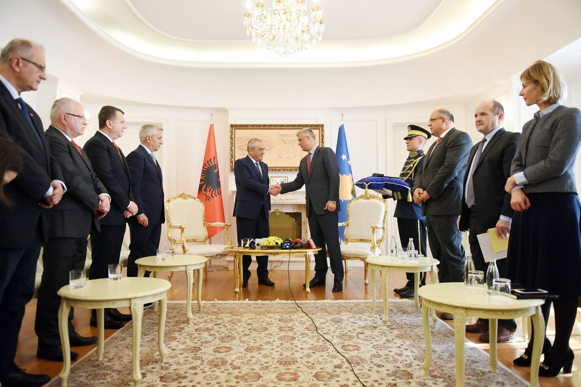 Presidenti Thaçi dekoron Kryetarin e Kuvendit të Shqipërisë