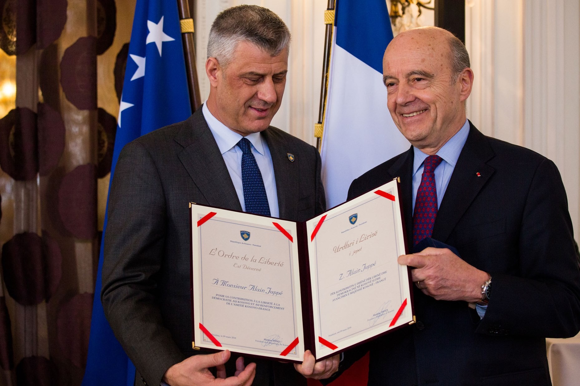 Presidenti Thaçi dekoron Alain Juppé me medaljen “Urdhri i Lirisë”