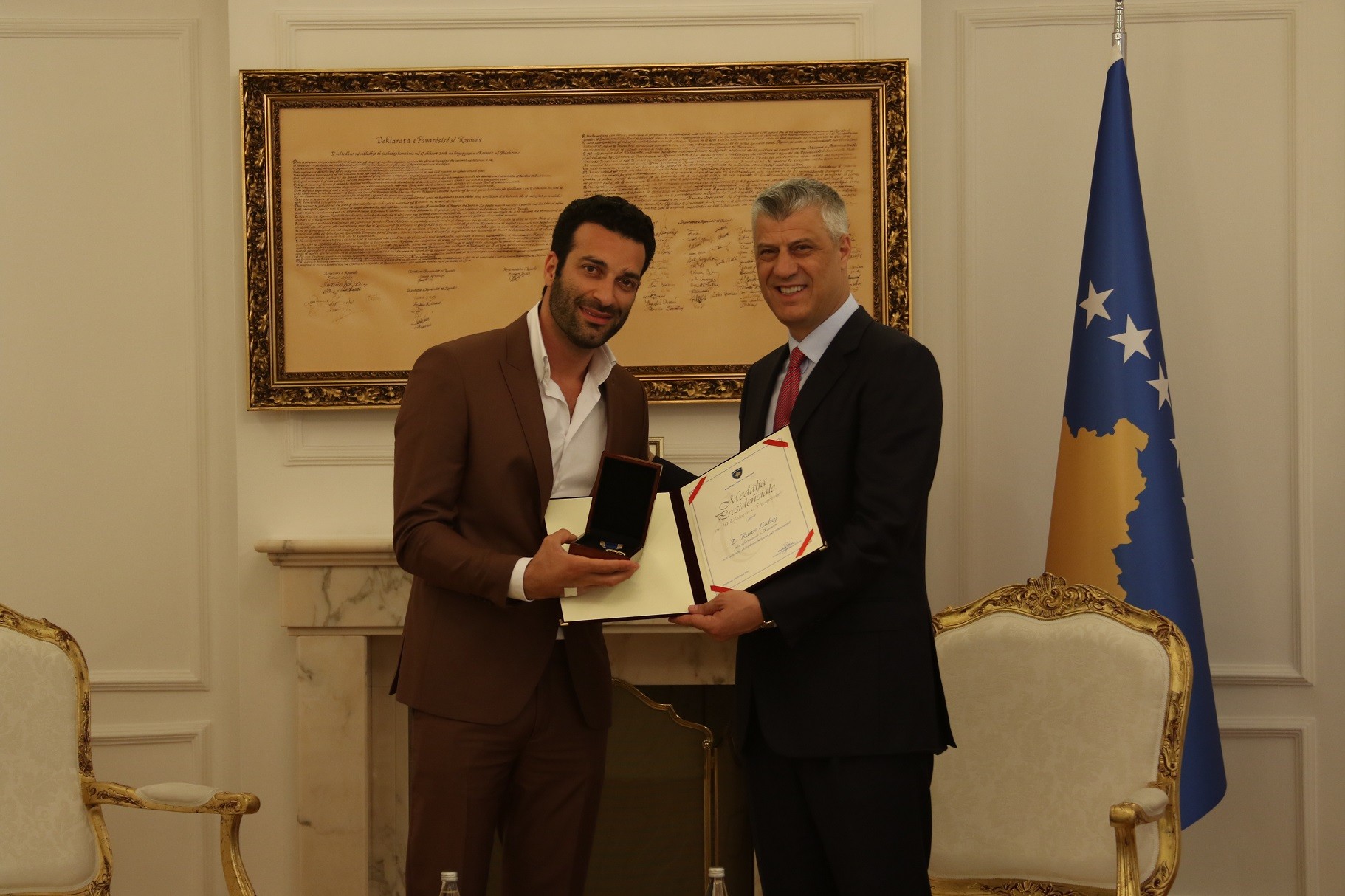 Presidenti dekoroi tenorin Ramë Lahaj për afirmimin e Kosovës në botë
