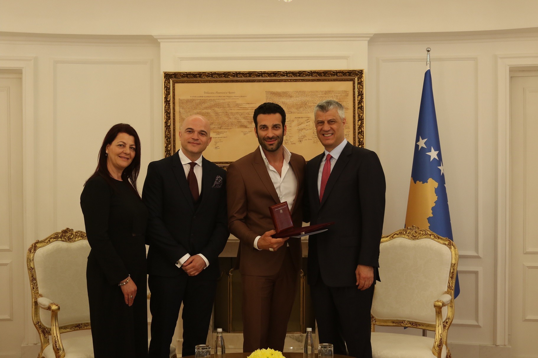 Presidenti dekoroi tenorin Ramë Lahaj për afirmimin e Kosovës në botë