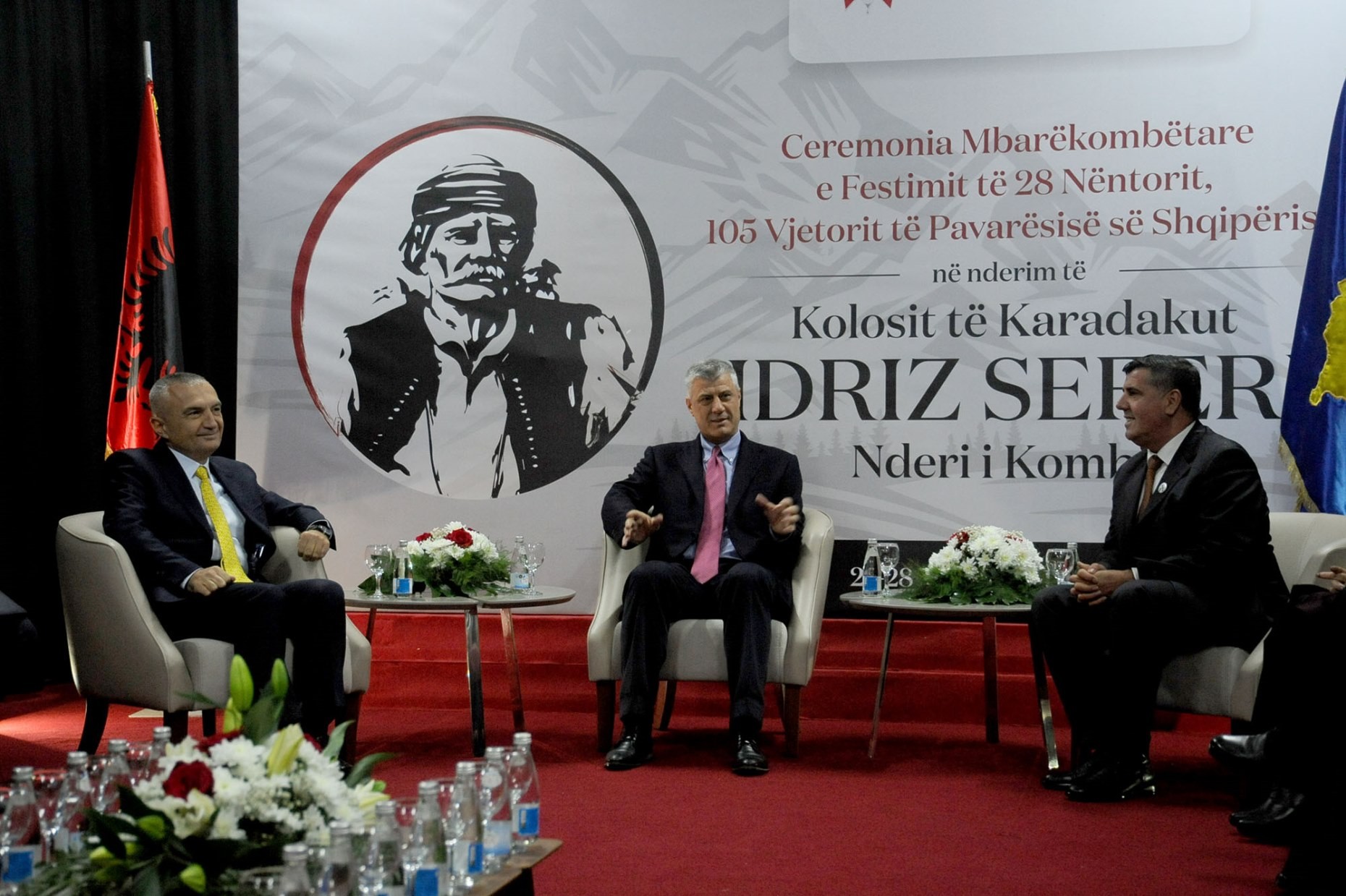 Presidentët Thaçi e Meta zbulojnë shtatoren e Idriz Seferit në Gjilan