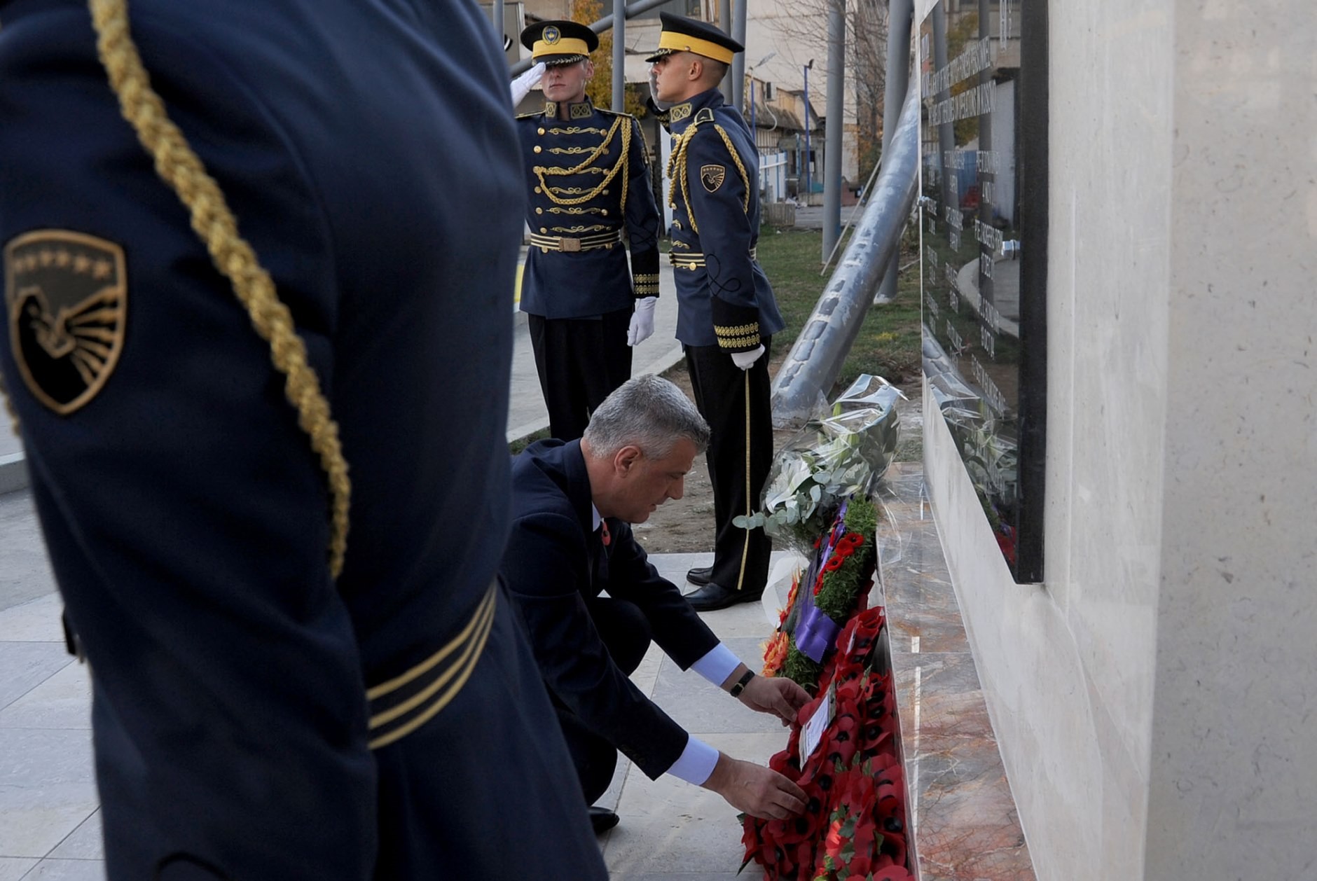 Presidenti Thaçi nderon dëshmorët britanikë