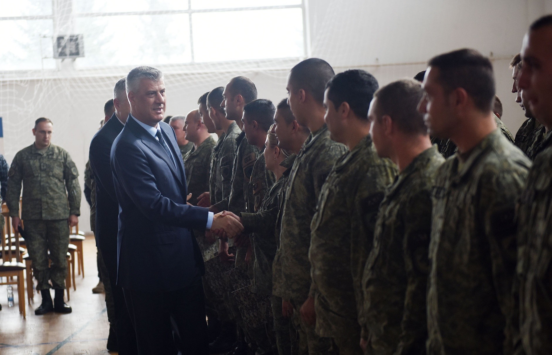 Presidenti Thaçi gradoi pjesëtarët e FSK-së nga radhët e komuniteteve