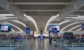 Numri i udhëtarëve në aeroportin Heathrow bie me 83 për qind