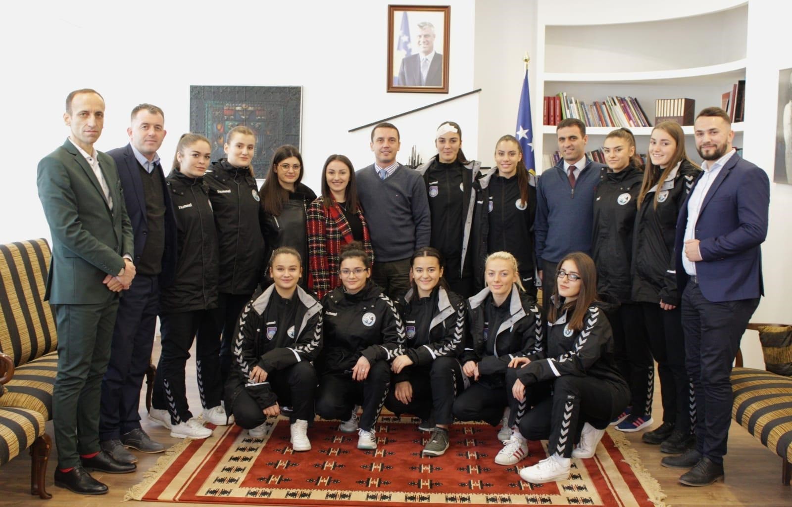 Suksesi i hendbollisteve të Istogut dëshmi për talente e cilësi në sport