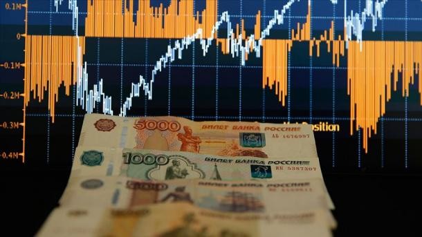 Vazhdojnë të rriten humbjet në tregjet ruse, rubla zhvlersohet kundrejt dollarit