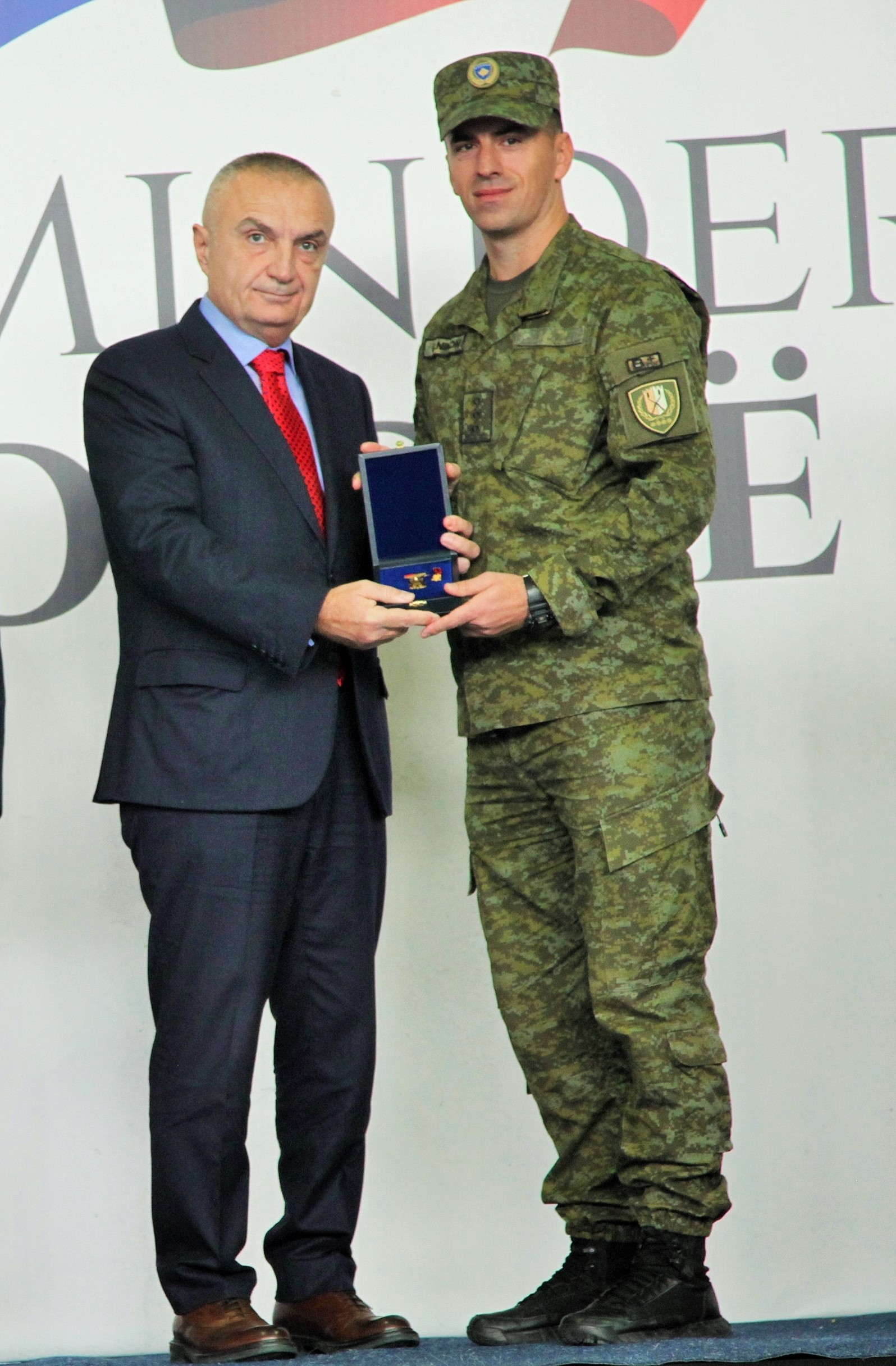 Presidenti i Shqipërisë Ilir Meta dekoron njësitet e kërkim-shpëtimit të FSK-së   