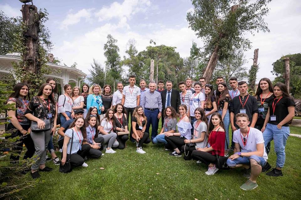 Presidenti Meta ka pritur 30 gjimnanzistë e mësues nga Kursha e Madhe
