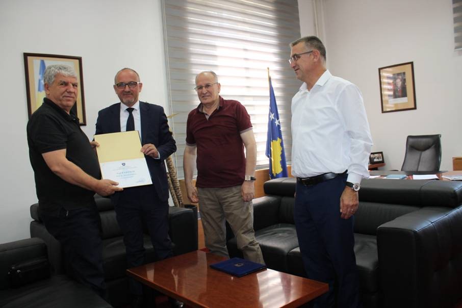 Ministri Rrahmani nderon me mirënjohje kontribuesit në shëndetësi