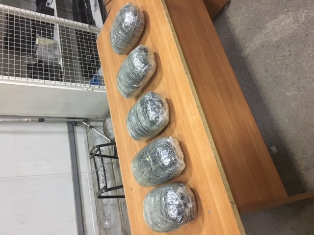 Dogana kapë 5.3 kg sustancë narkotike 