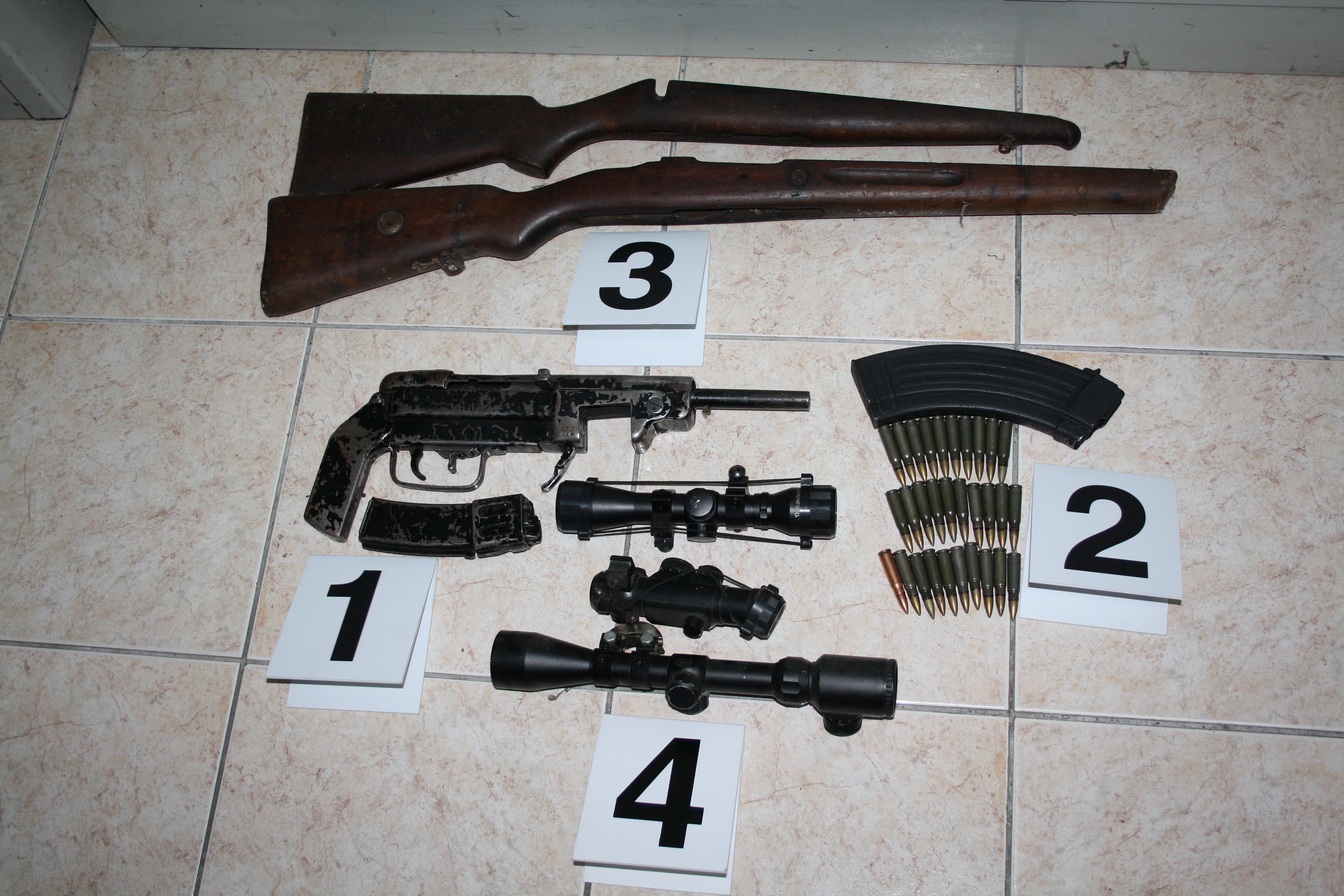 Arrestohen dy persona për “posedim të paautorizuar të armës” dhe “ lëndim i lehtë trupor”