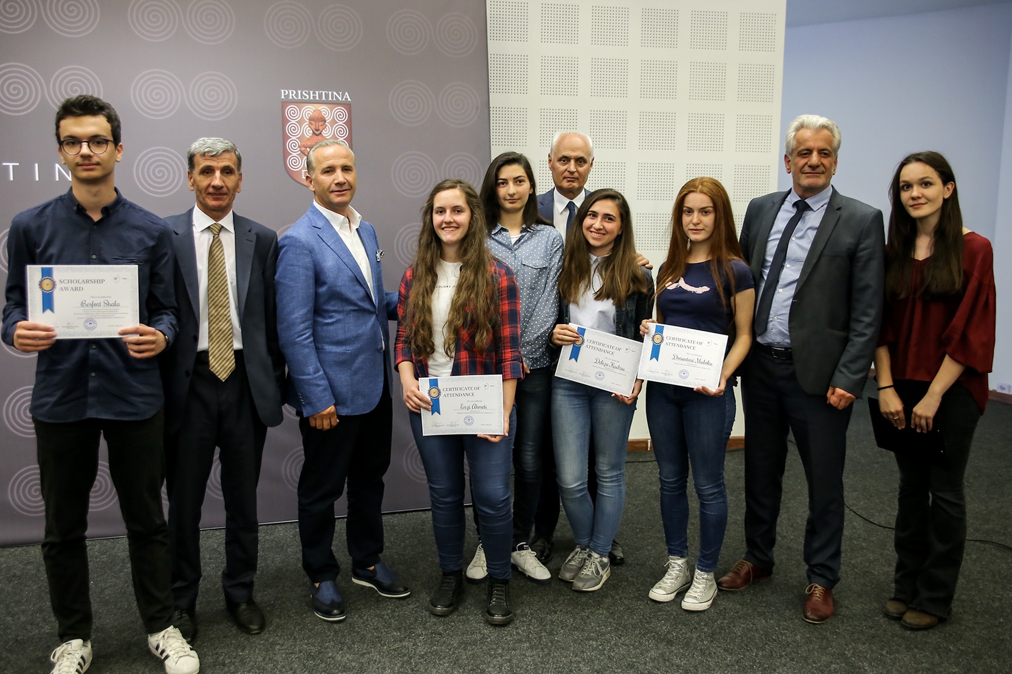 Komuna e  Prishtinës ndanë  çmimin për fituesin e garës së matematikës