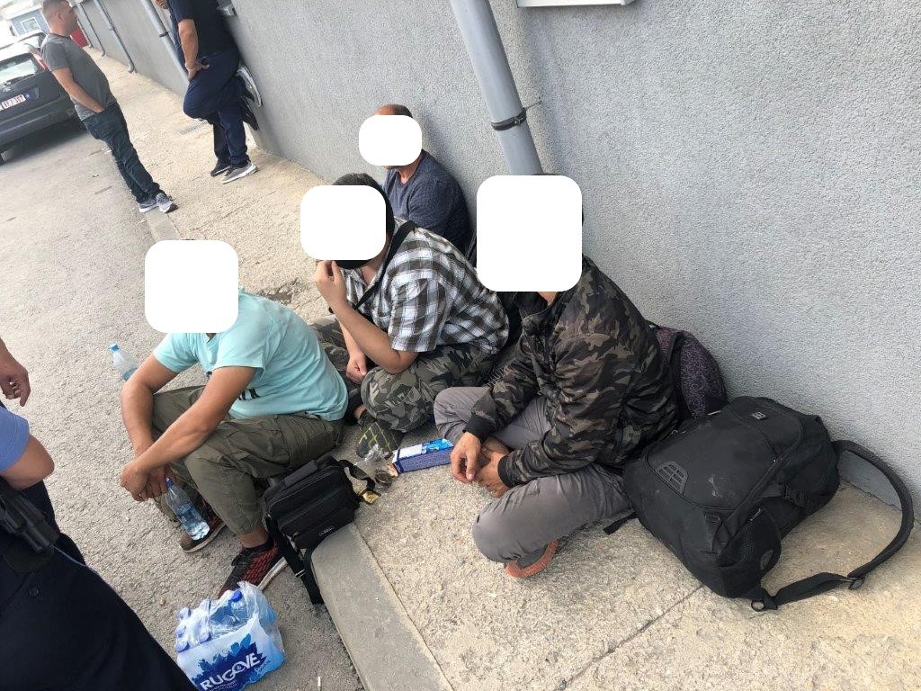 Gjenden 4 refugjat në një maune