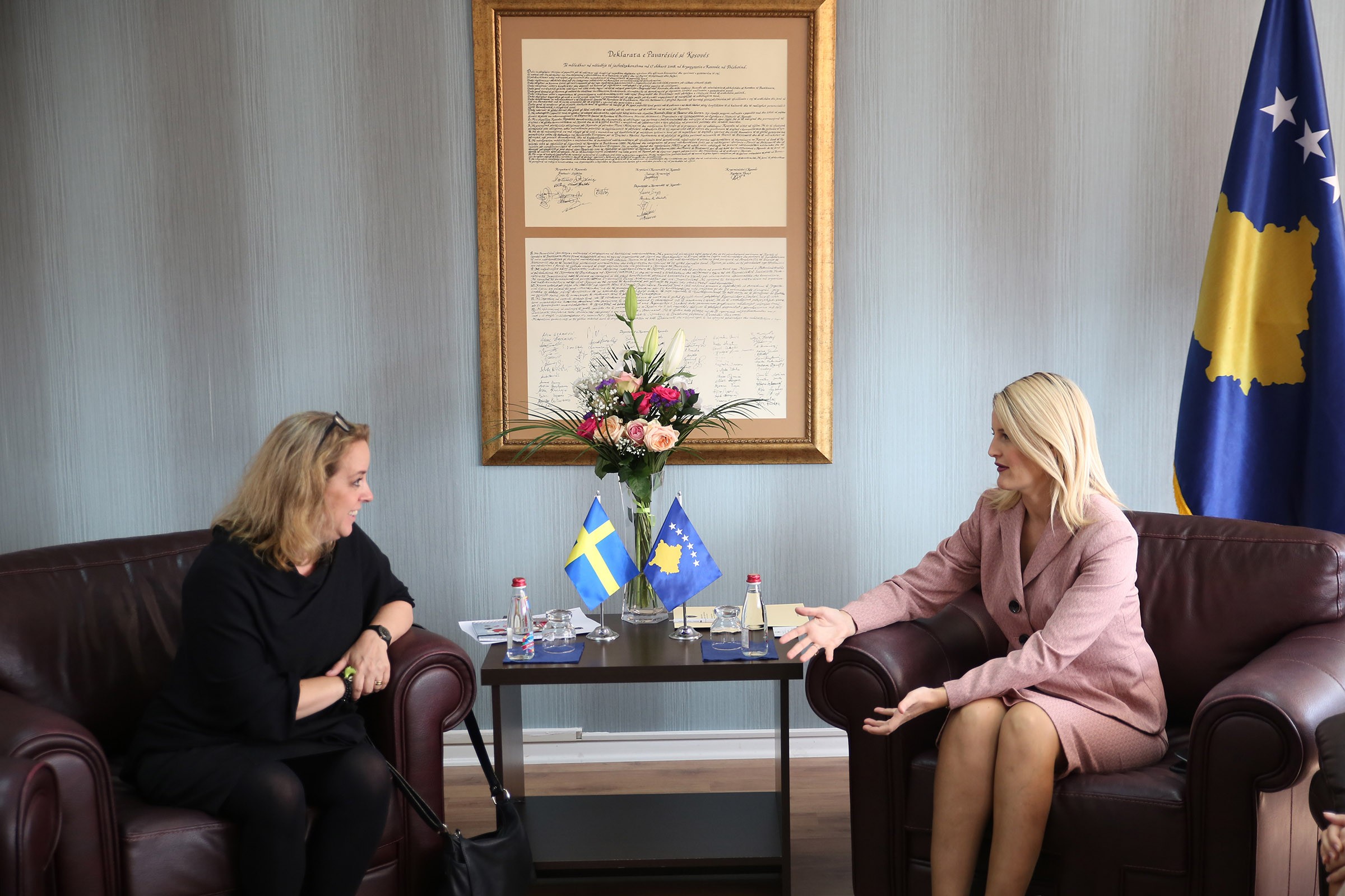 Ministrja Hoxha, takon ambasadoren e re të Suedisë në Kosovë, znj. Hernmack
