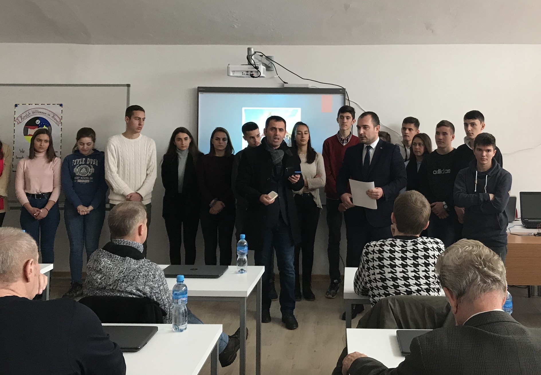 Inaugurohet laboratori i teknologjisë dhe inovacionit në Gjimnazin e Drenasit 