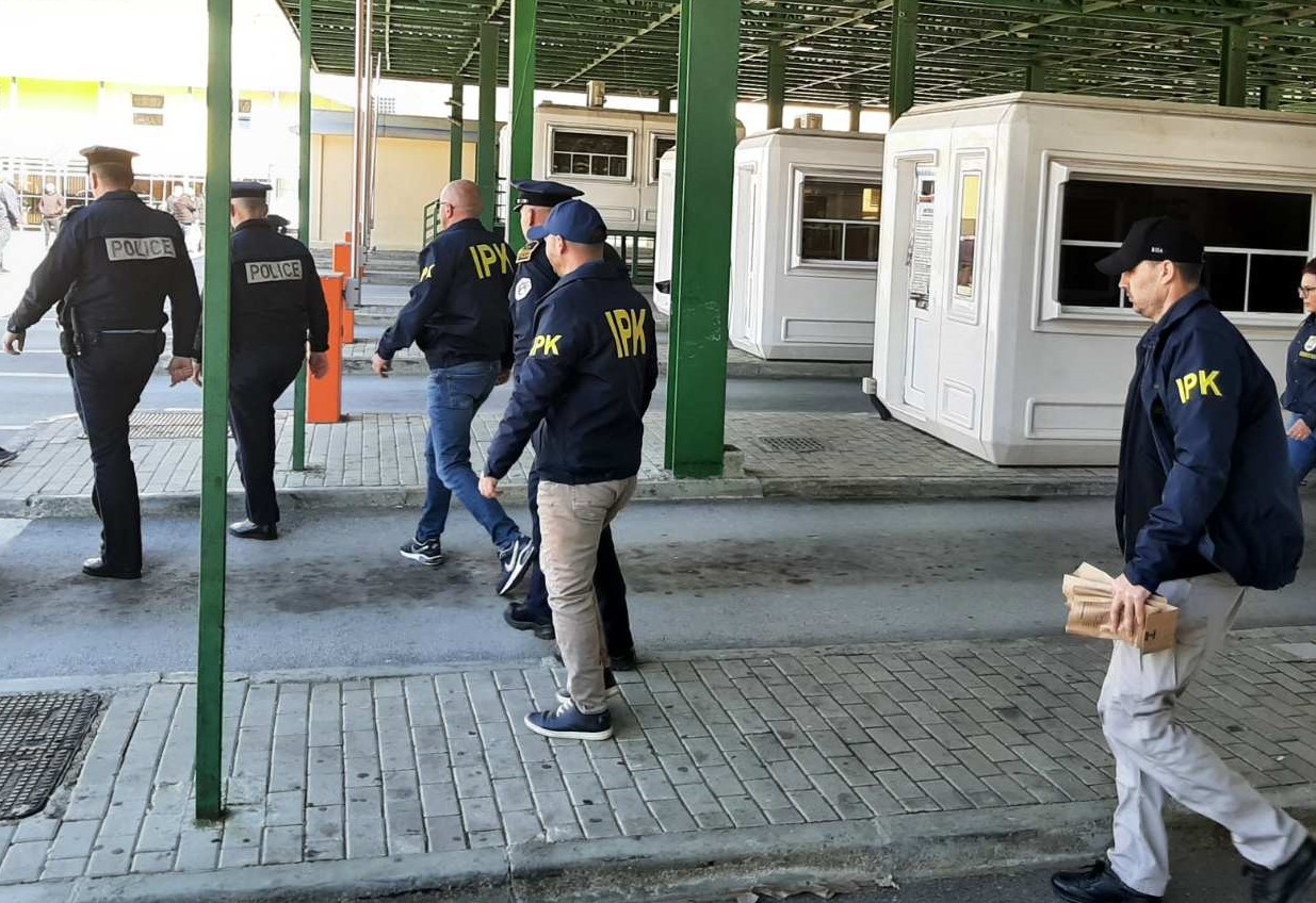 Arrestohen 26 policë për keqpërdorim të detyrës zyrtare dhe marrje të ryshfetit