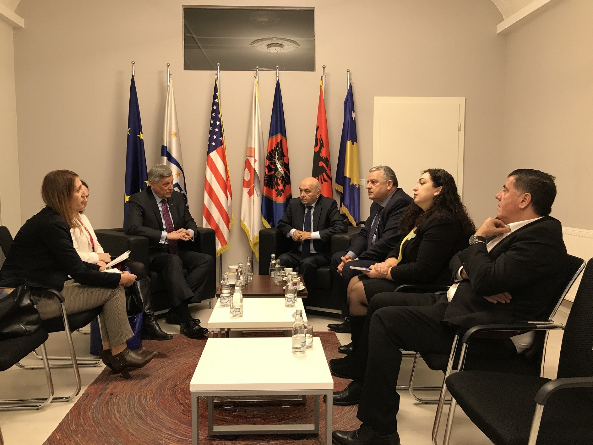 Ambasadori Kosnett ftoi udhëheqësit politik ta formojnë qeverinë e re