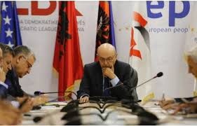 Disa individ shpenzojnë para te vjedhura për ta përçarë LDK-në