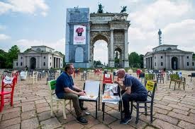 Ikin turistët, Italia në prag katastrofe