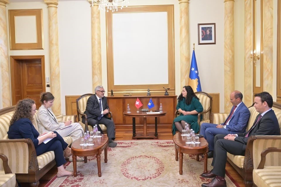 Ambasadori Lebet e cilëson të papranueshme gjuhën denigruese ndaj kryeparlamentares Osmani