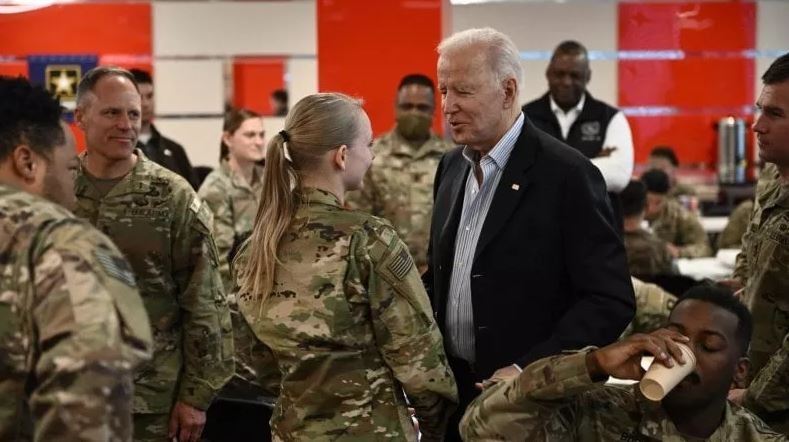 Biden me ushtarët në Poloni kujton shërbimin e djalit të tij në Kosovë