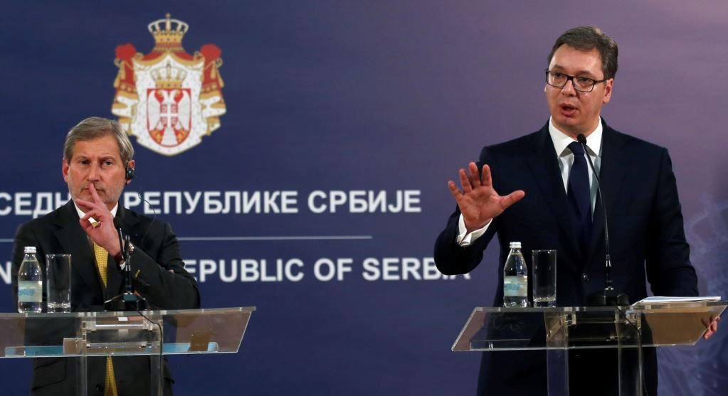 Hahn: Serbia duhet të merret vesh me Kosovën para anëtarësimit në BE