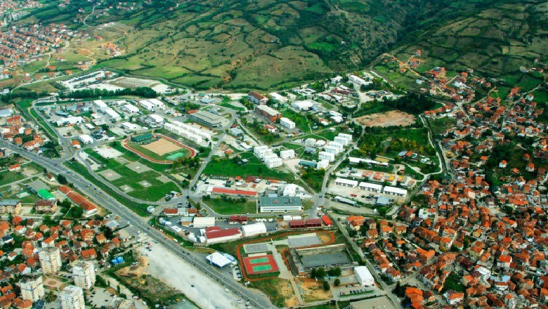 Mijëra persona nga Shqipëria në Kosovë, mbushet plot kampi në Prizren