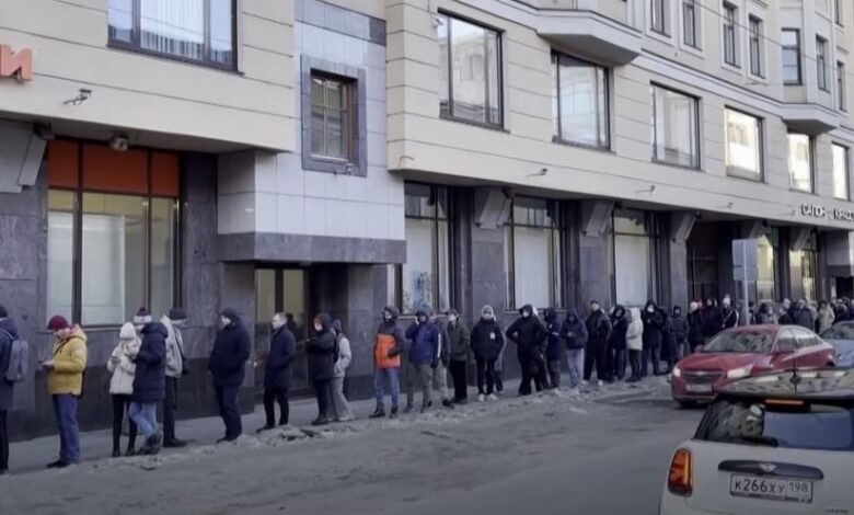 Sanksionet shkaktojnë kaos në Rusi, qytetarët vërshojnë bankat dhe tregjet