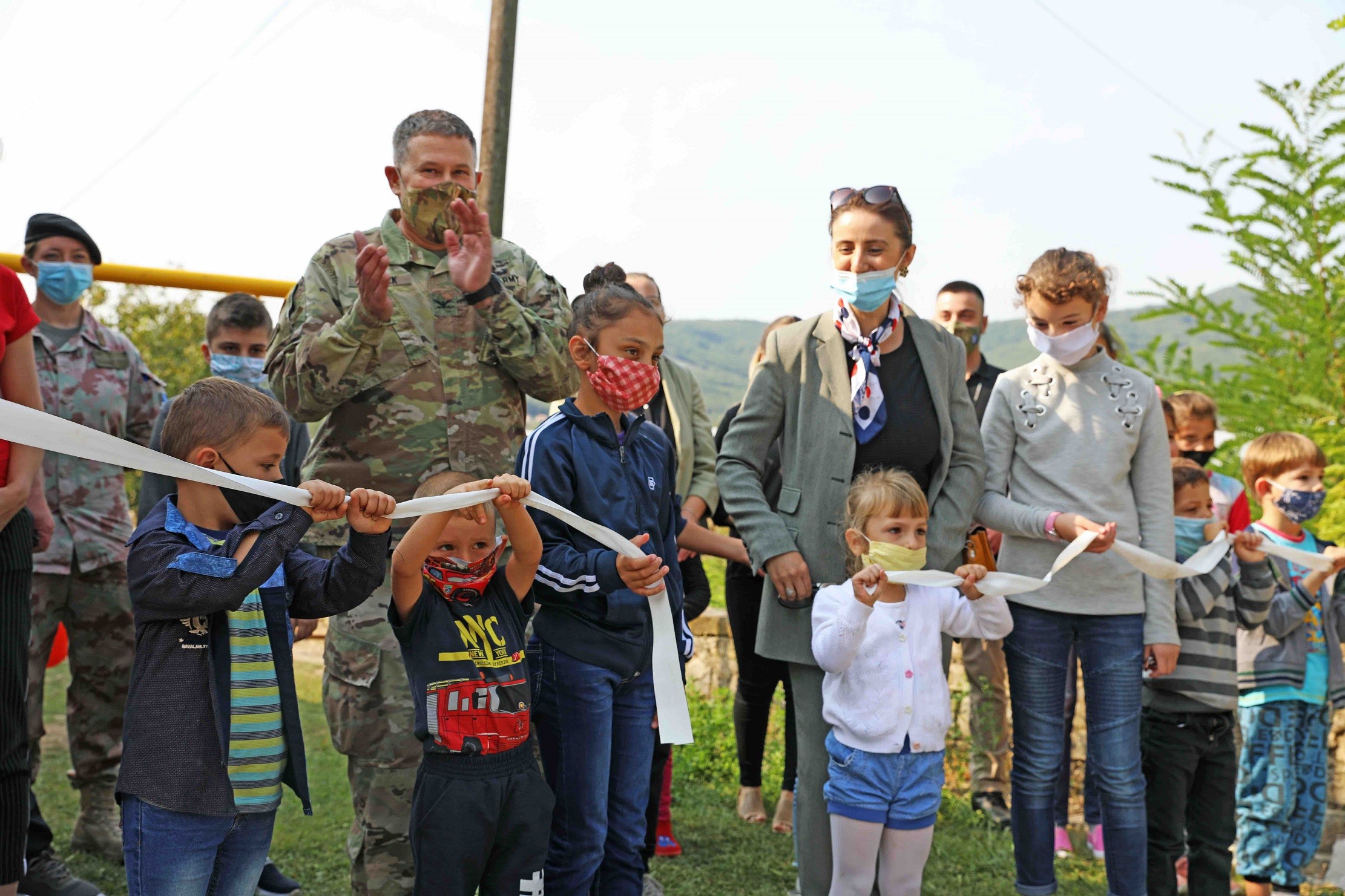 KFOR dhuron shesh lojërash për shkollën fillore